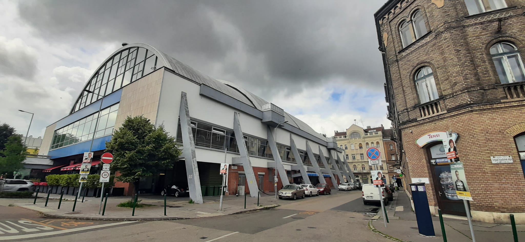 Komj&aacute;di uszoda